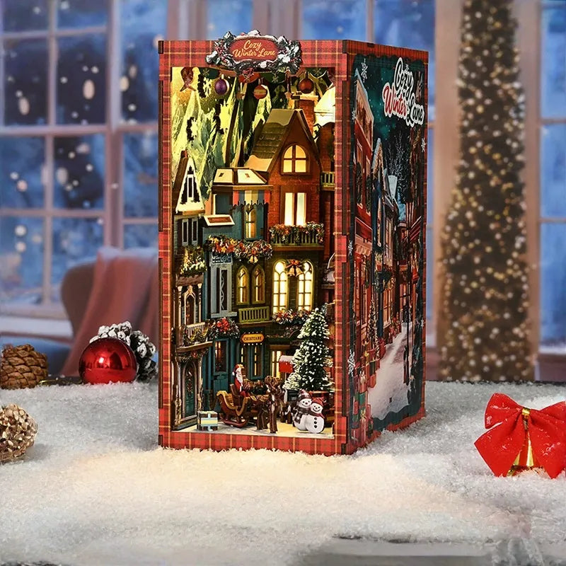 Seitliche Ansicht des Book Nook - Christmas Street Corner mit gut sichtbaren Elementen