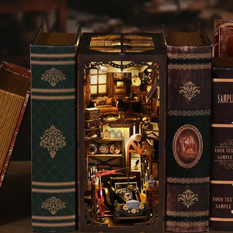 Book Nook - Craftsmanship Repair Shop dekorativ auf einem Schreibtisch platziert