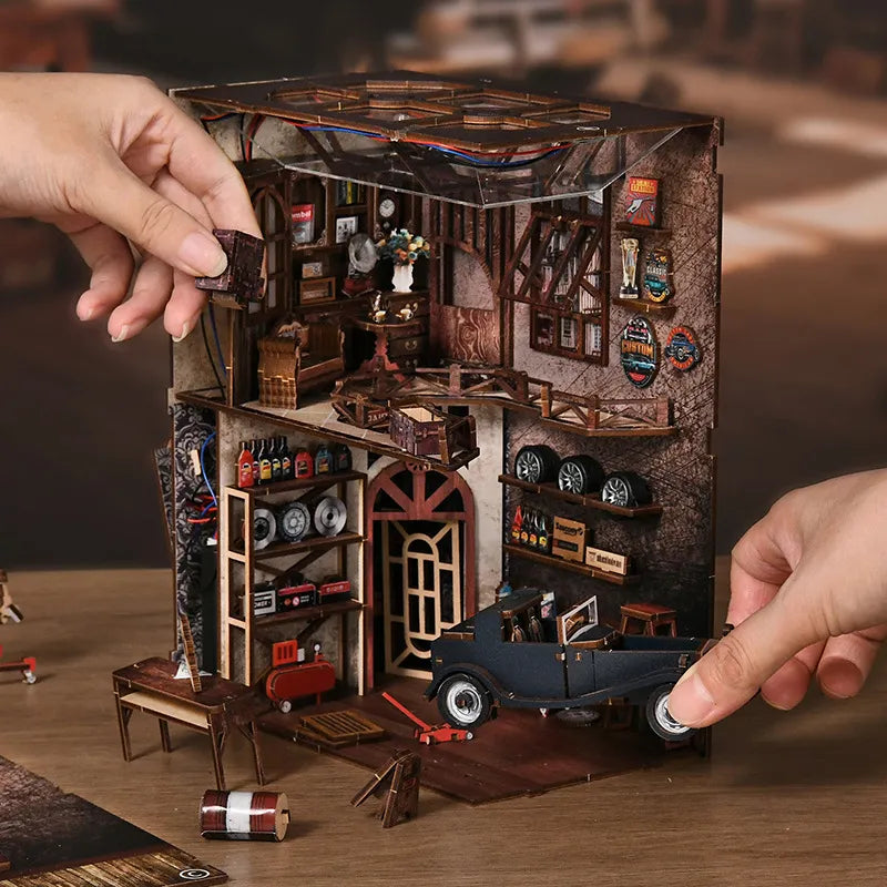 Detailansicht des Book Nook - Craftsmanship Repair Shop mit präzise geschnittenen Holzteilen aus hochwertigem Material