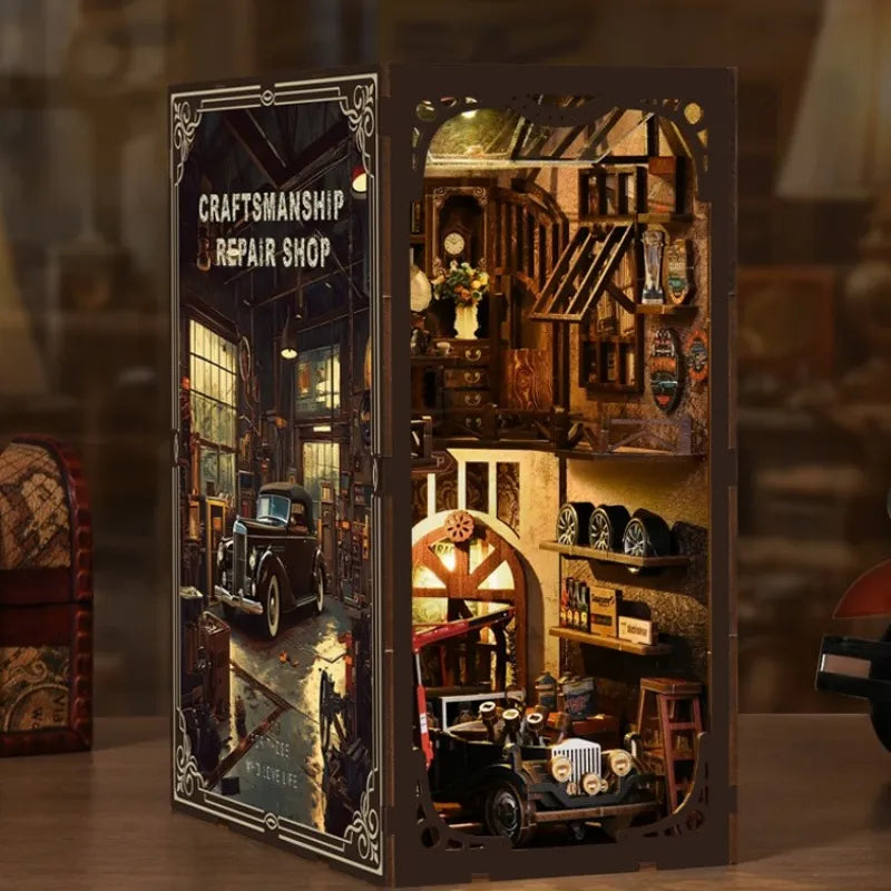 Seitliche Ansicht des Book Nook - Craftsmanship Repair Shop mit gut sichtbaren Elementen