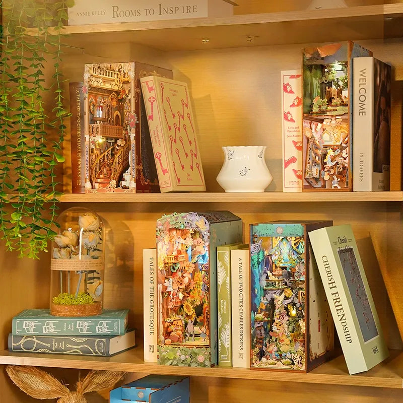 Book Nook - Dorothy's Journey dekorativ auf einem Schreibtisch platziert