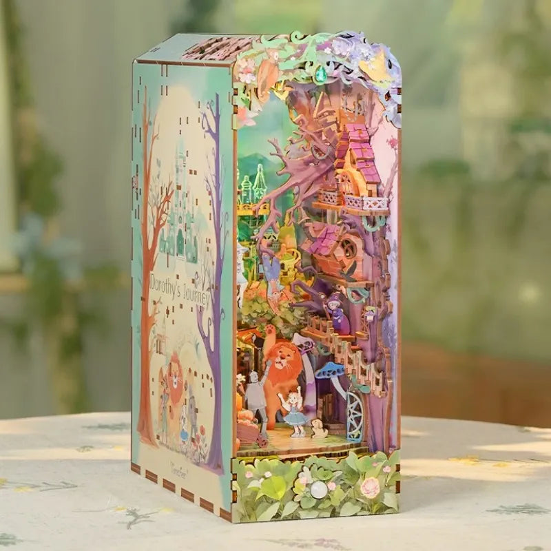 Seitliche Ansicht des Book Nook - Dorothy's Journey mit gut sichtbaren Elementen