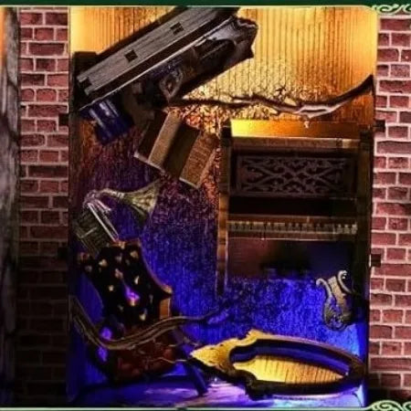 Detailansicht eines dekorativen Elements im Book Nook - Down The Rabbit-Hole Alice in Wonderland mit feinen Details