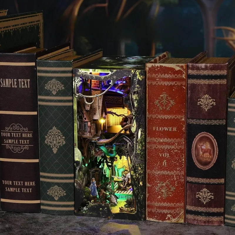 Book Nook - Down The Rabbit-Hole Alice in Wonderland dekorativ auf einem Schreibtisch platziert