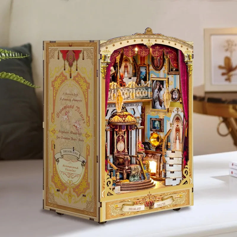 Seitliche Ansicht des Book Nook - Dreamland Theater mit gut sichtbaren Elementen