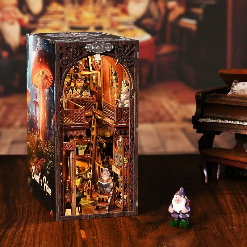 Seitliche Ansicht des Book Nook - Dwarf’s House mit gut sichtbaren Elementen