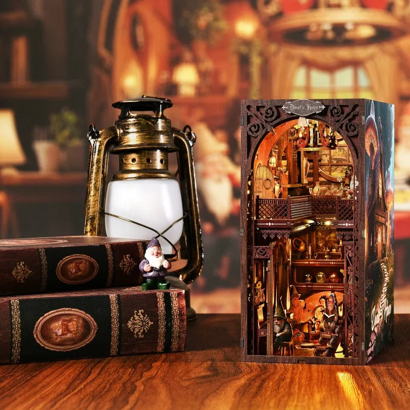 Seitliche Ansicht des Book Nook - Dwarf’s House mit gut sichtbaren Elementen