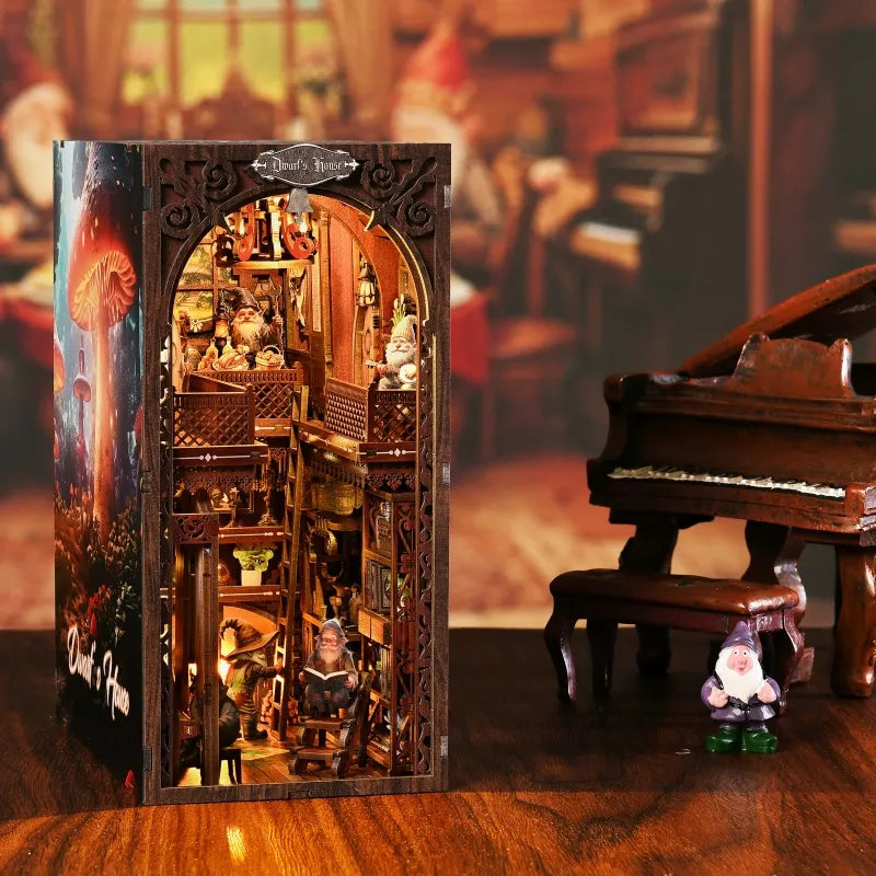 Seitliche Ansicht des Book Nook - Dwarf’s House mit gut sichtbaren Elementen