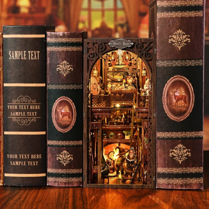 Book Nook - Dwarf’s House dekorativ auf einem Schreibtisch platziert
