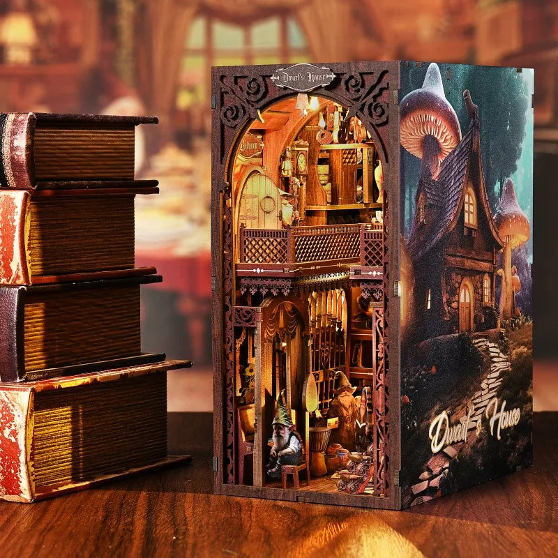 Book Nook - Dwarf’s House dekorativ auf einem Schreibtisch platziert