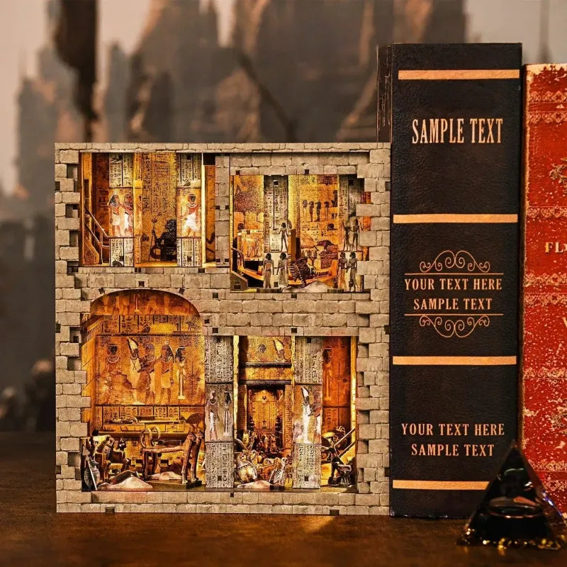 Book Nook - Egyptian Pharaoh's Tomb dekorativ auf einem Schreibtisch platziert