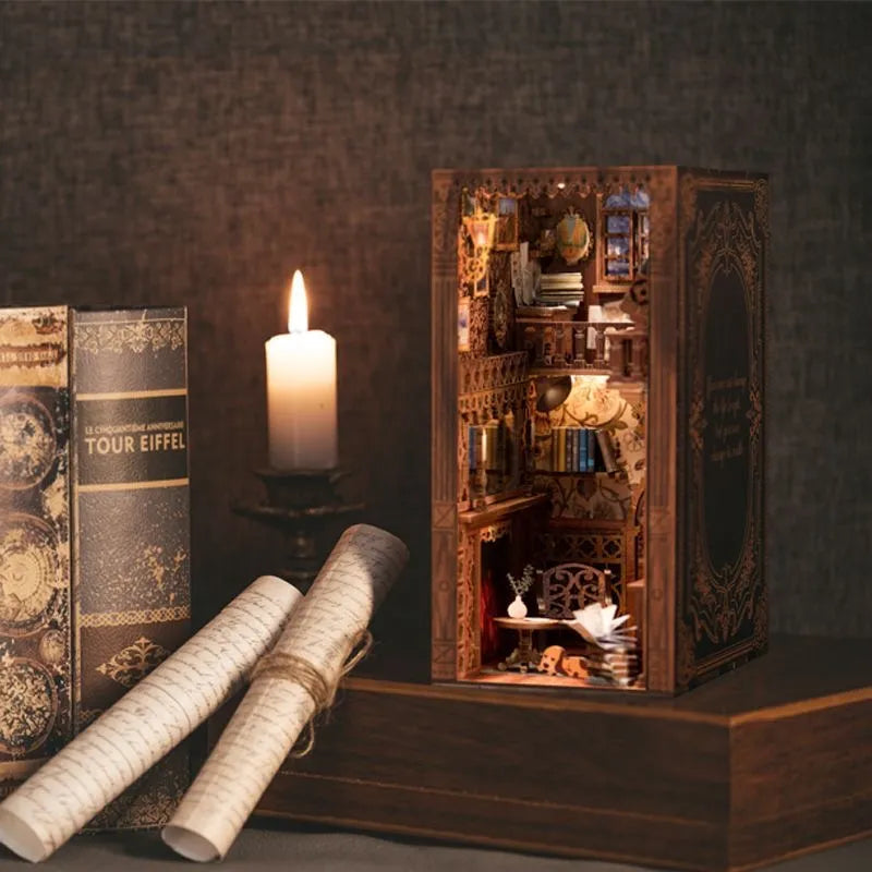 Eternal Bookstore acceso accanto a una candela e a libri di scena