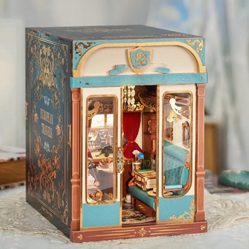 Book Nook - European Travels Gesamtansicht mit detaillierter Szenerie