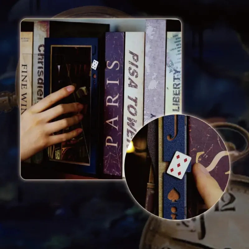 Nahaufnahme des Book Nook - Falling Library mit reichhaltigen Details