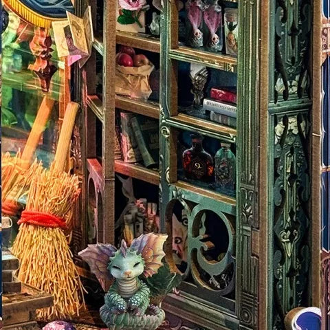 Detailansicht eines dekorativen Elements im Book Nook - Fantasy Store mit feinen Details