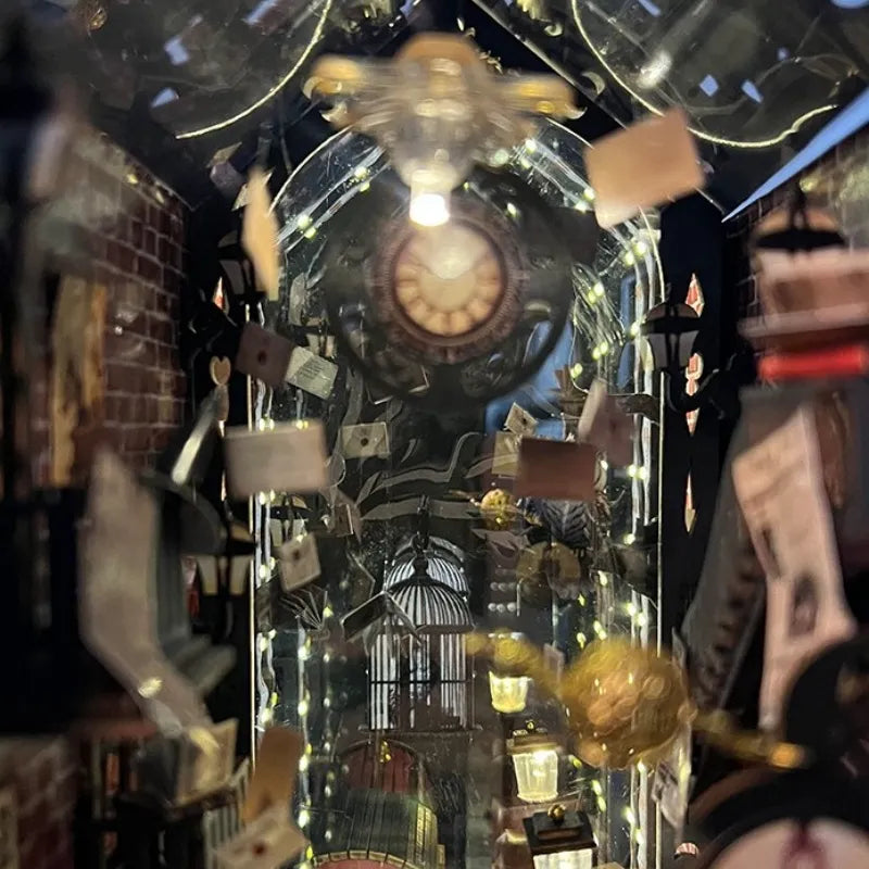 Nahaufnahme des Book Nook - Fantasy Train Platform mit reichhaltigen Details