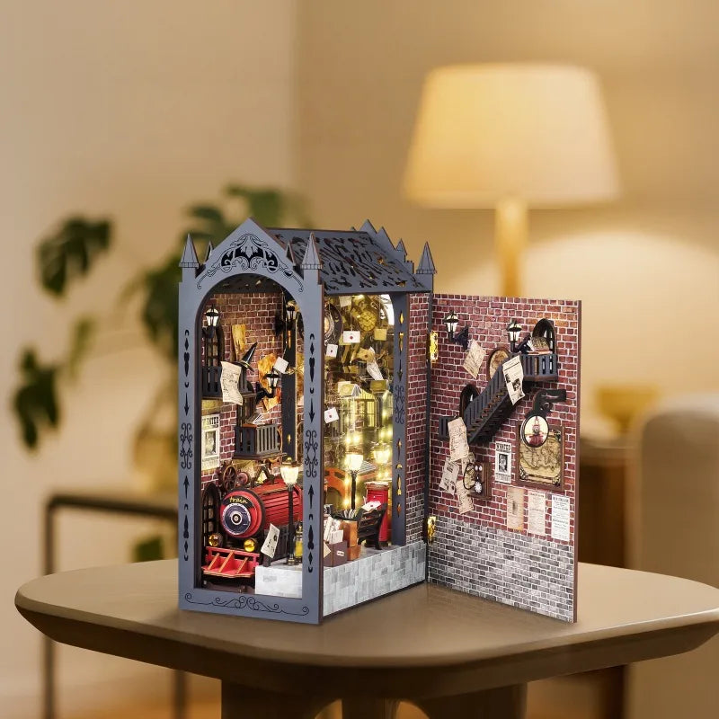 Seitliche Ansicht des Book Nook - Fantasy Train Platform mit gut sichtbaren Elementen