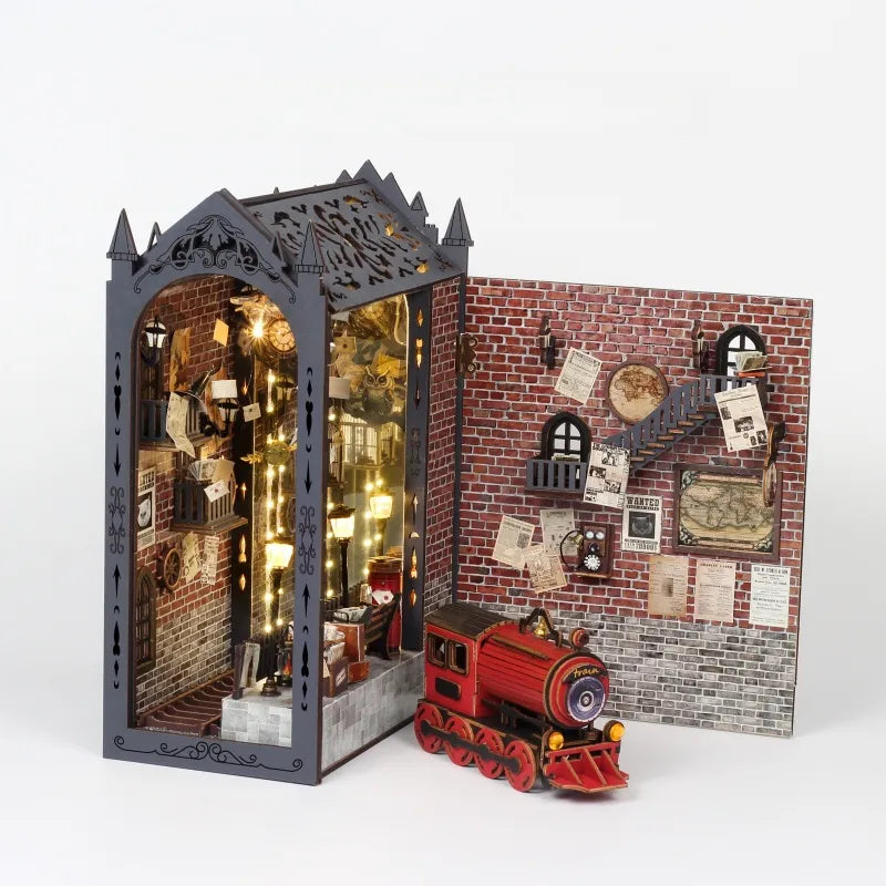 Book Nook - Fantasy Train Platform Gesamtansicht mit präzise geschnittenen Holzteilen und hochwertiger Verarbeitung