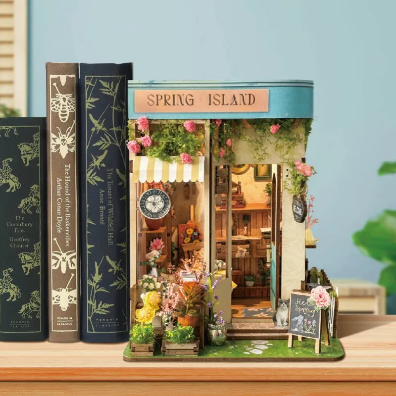 Book Nook - Florist's On Spring Island dekorativ auf einem Schreibtisch platziert