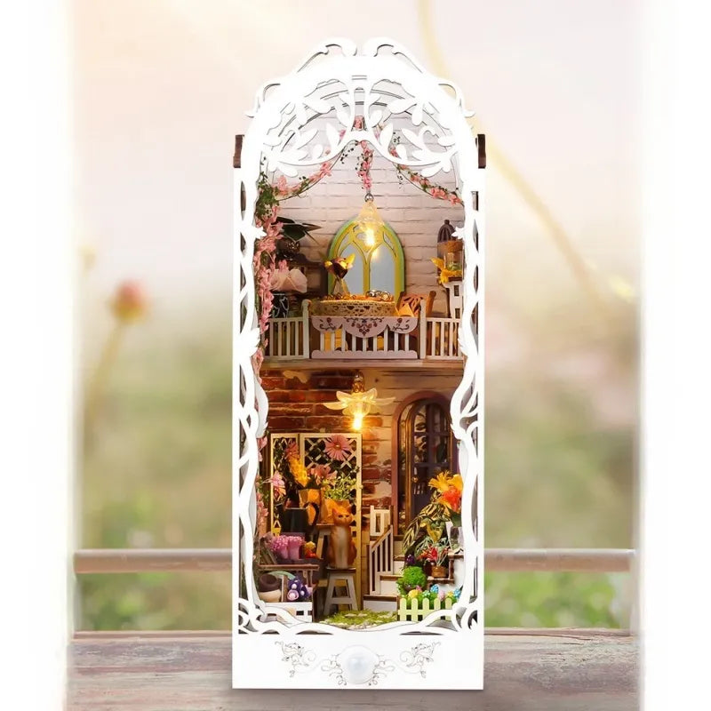 Book Nook - Flower House Gesamtansicht mit detaillierter Szenerie