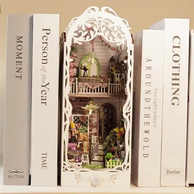 Book Nook - Flower House dekorativ auf einem Schreibtisch platziert