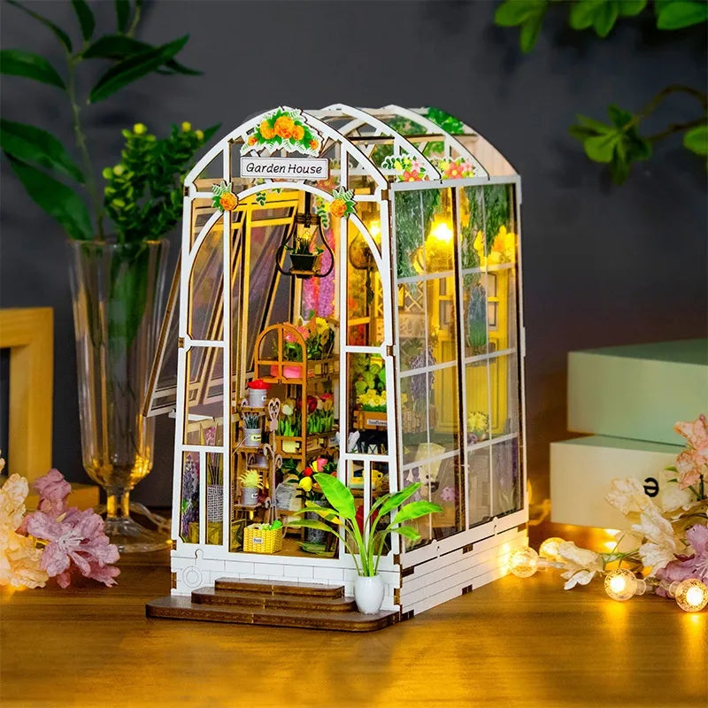Seitliche Ansicht des Book Nook - Garden House mit gut sichtbaren Elementen