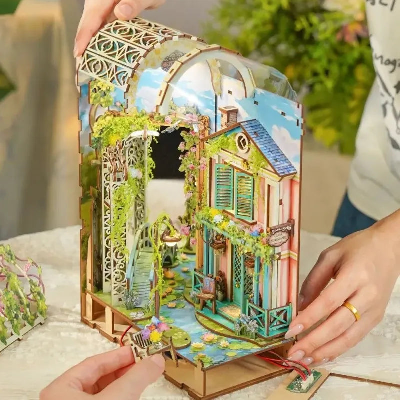 Detailansicht eines dekorativen Elements im Book Nook - Giverny Garden mit feinen Details