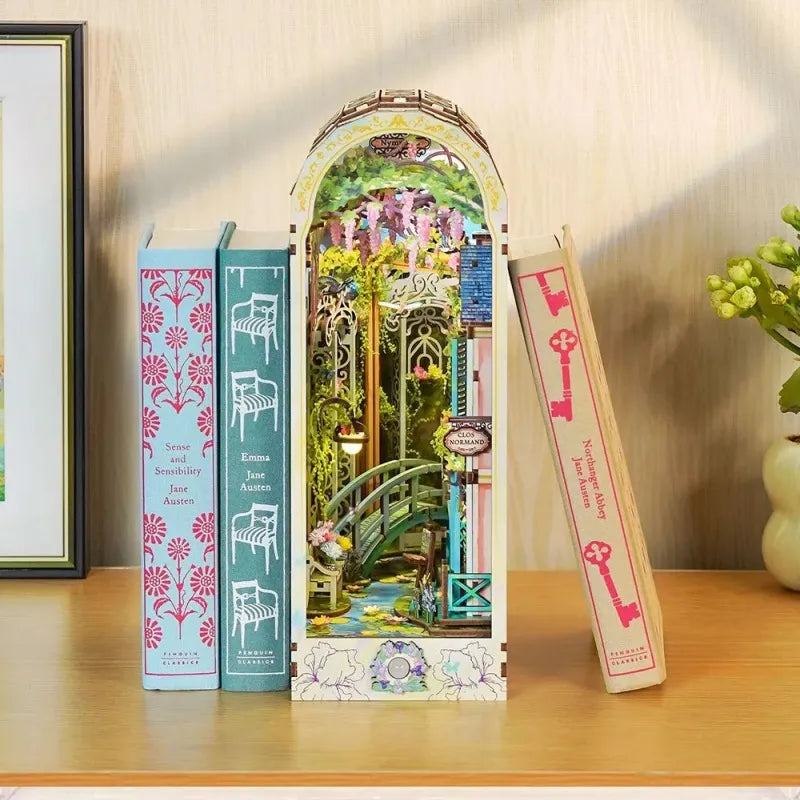 Book Nook - Giverny Garden dekorativ auf einem Schreibtisch platziert
