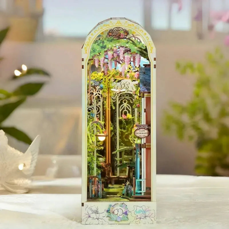 Book Nook - Giverny Garden Gesamtansicht mit detaillierter Szenerie