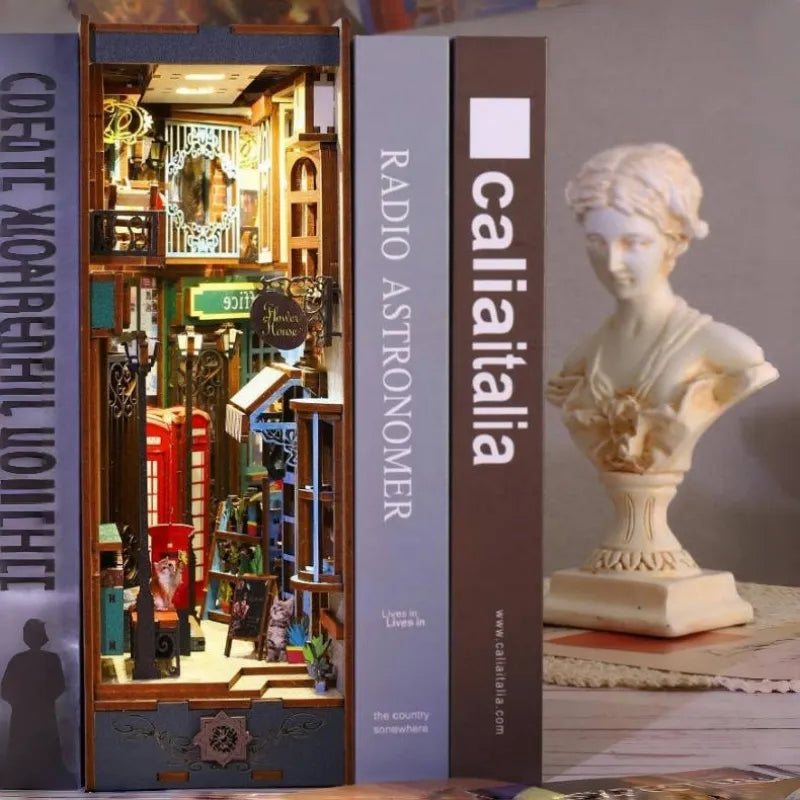 Book Nook - Island Holiday dekorativ auf einem Schreibtisch platziert