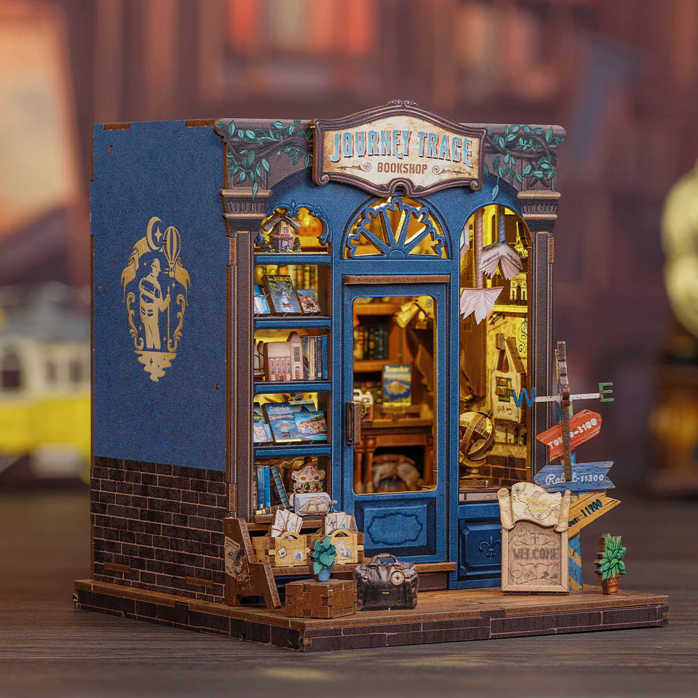 Seitliche Ansicht des Book Nook Kit | Journey Trace Bookshop mit gut sichtbaren Elementen