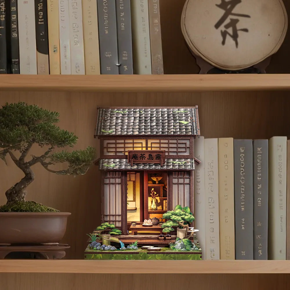 Book Nook - Kirishima Cha-an dekorativ auf einem Schreibtisch platziert