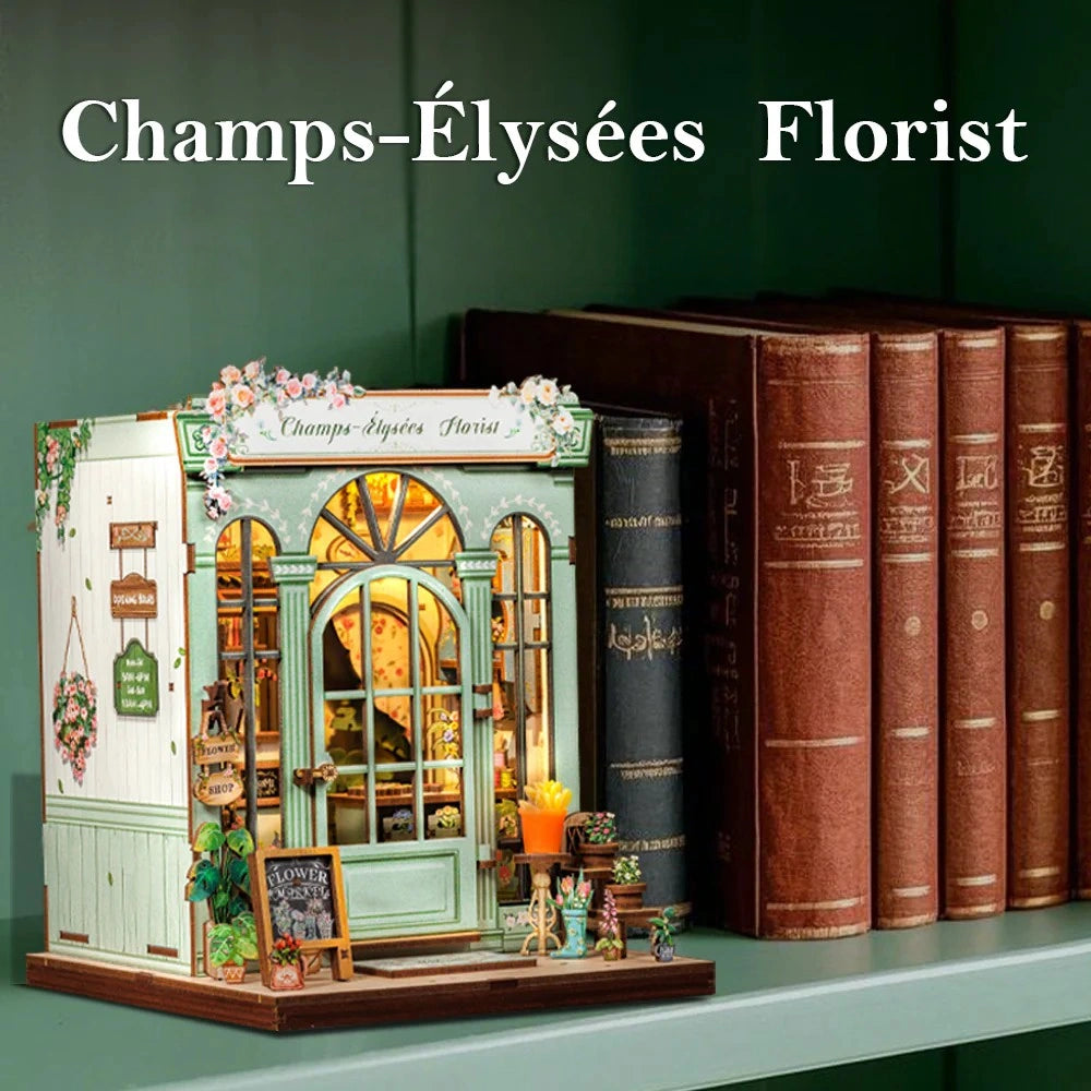 Book Nook Kit | Champs-Élysées Florist dekorativ auf einem Schreibtisch platziert
