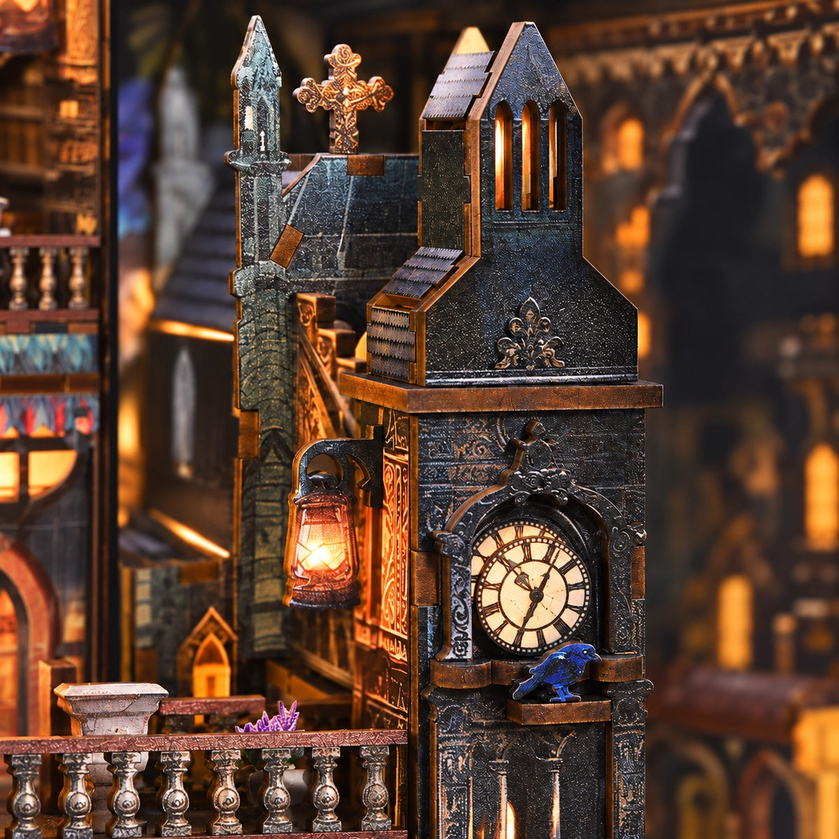 Tour de l'horloge avec lanterne et balcon
