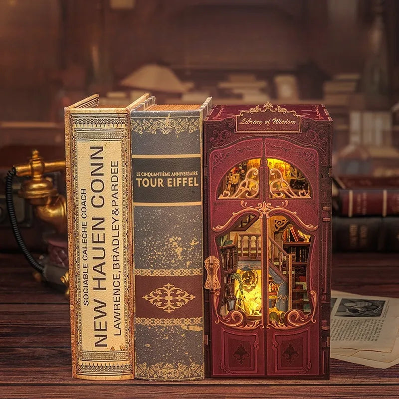 Book Nook - Library of Wisdom dekorativ auf einem Schreibtisch platziert