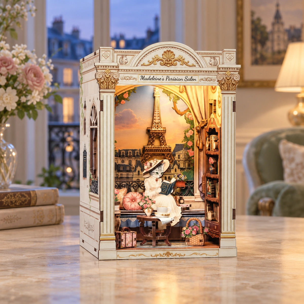 Madeleine's Parisian Salon mit beleuchteter Pariser Kulisse