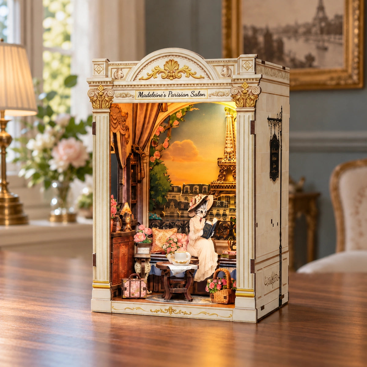 Beleuchteter Pariser Salon in schräger Ansicht