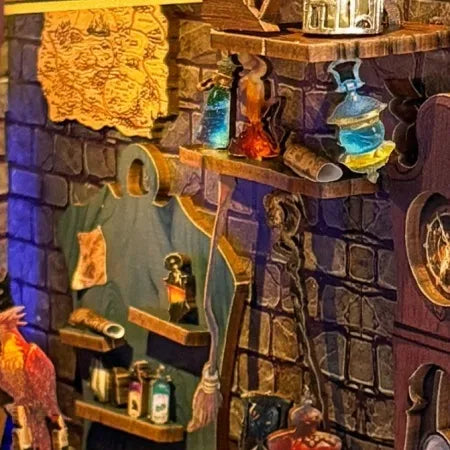 Detailansicht eines dekorativen Elements im Book Nook - Magic Academy mit feinen Details