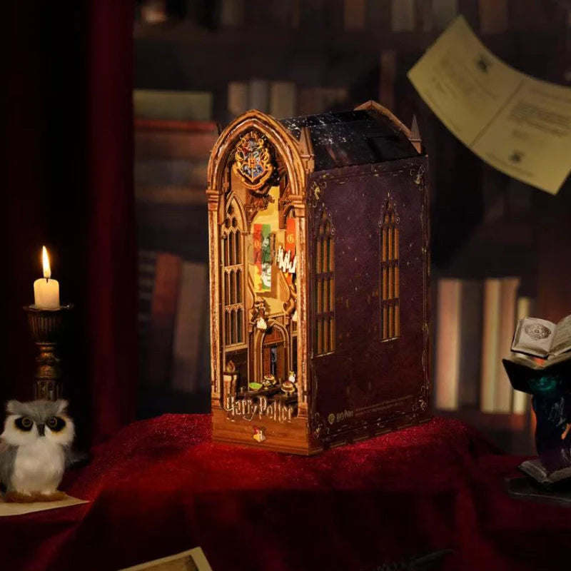 Book Nook Magic Auditorium accanto a oggetti scenografici a tema magia