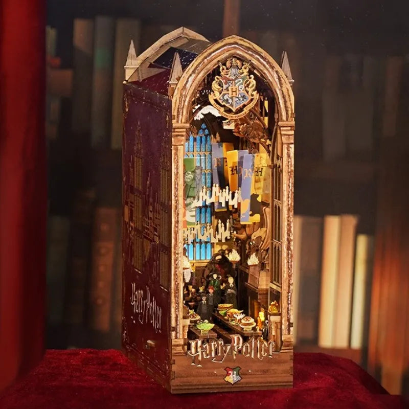 Vista frontale e laterale del Book Nook Harry Potter Magic Auditorium