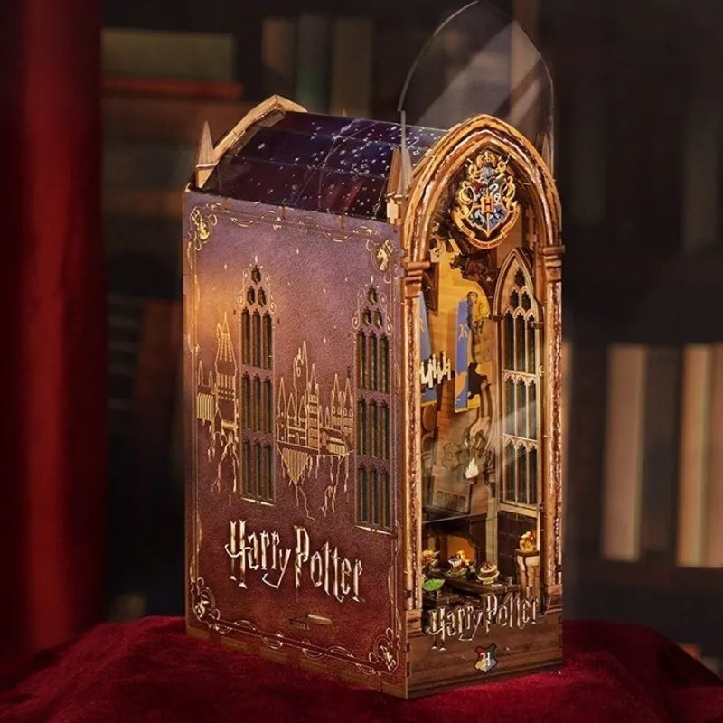 Seitliche Ansicht des Book Nook - Magic Auditorium mit gut sichtbaren Elementen