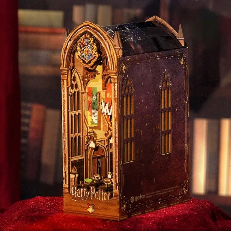 Seitliche Ansicht des Book Nook - Magic Auditorium mit gut sichtbaren Elementen