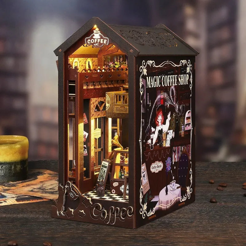Seitliche Ansicht des Book Nook - Magic Coffee Shop mit gut sichtbaren Elementen