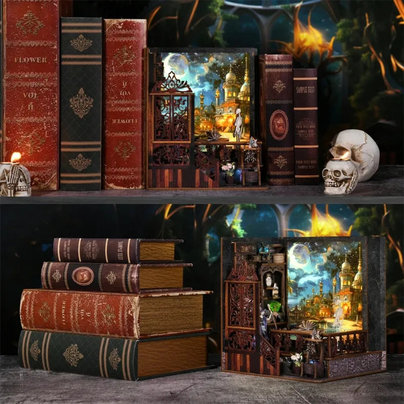 Book Nook - Magic Exploration dekorativ auf einem Schreibtisch platziert