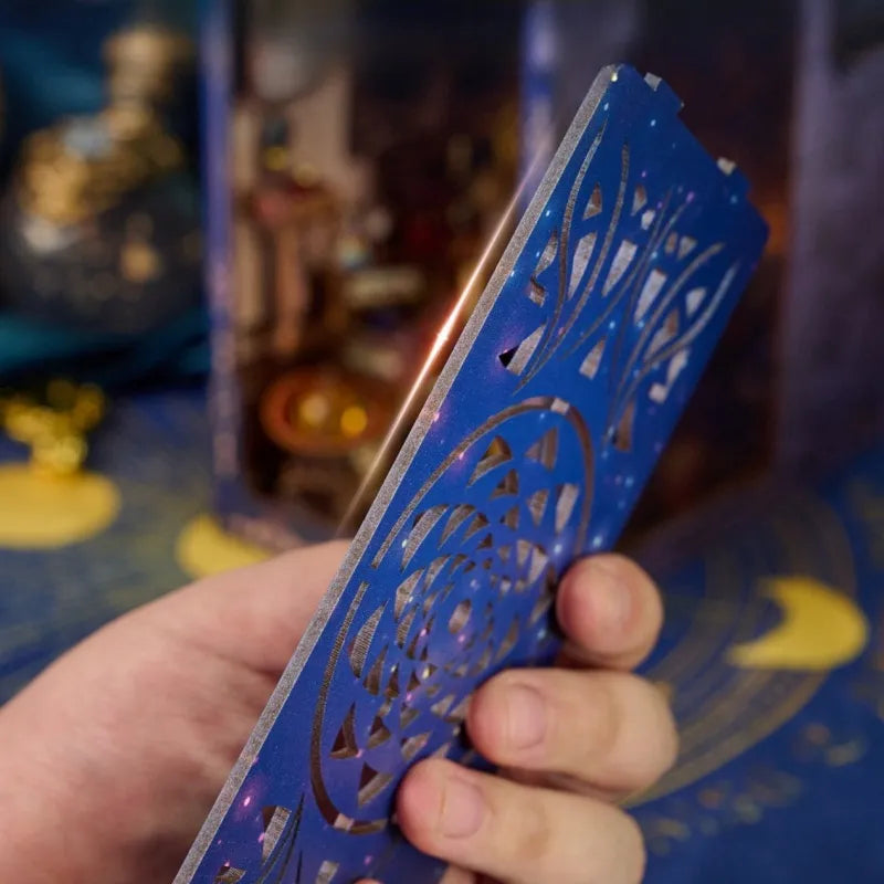 Detailansicht des Book Nook - Magic Research Society mit präzise geschnittenen Holzteilen aus hochwertigem Material