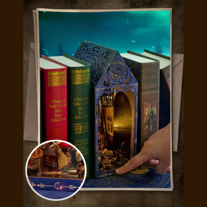 Nahaufnahme des Book Nook - Magic Book Nook - Magic Research Society dekorativ auf einem Schreibtisch platziert