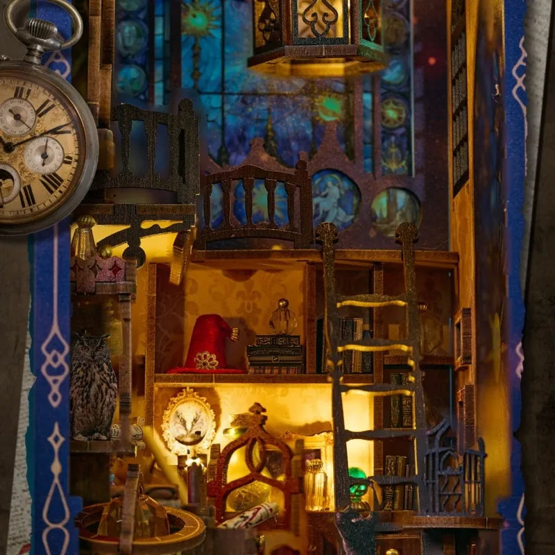 Detailansicht eines dekorativen Elements im Book Nook - Magic Research Society mit feinen Details