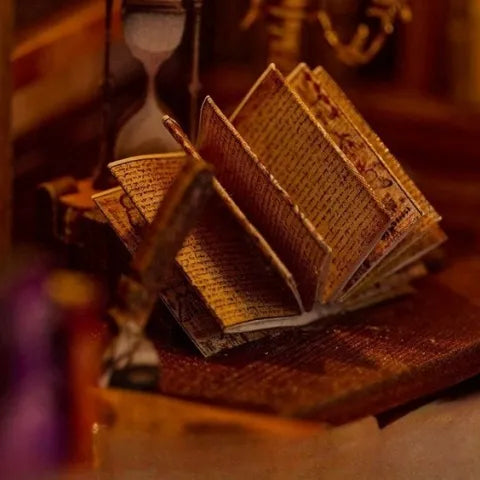 Detailansicht eines dekorativen Elements im Book Nook - Magic Research Society mit feinen Details