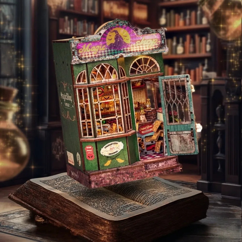 Book Nook - Magic Shop dekorativ auf einem Schreibtisch platziert