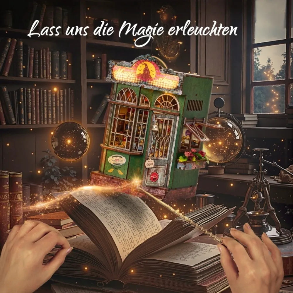 Book Nook - Magic Shop dekorativ auf einem Schreibtisch platziert